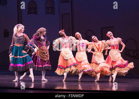 Les Ballets Trockadero de Monte Carlo (l'Trocks) eseguire il Regno Unito premiere di Don Chisciotte durante un photocall presso il Peacock Theatre. Con Yakaterian Verbosovich (Chase Johnsey) come Kitri, PVyacheslav Legupski (Paolo Cervellera) come basilico, Olga Supphozova (Robert Carter) come Amour, Lariska Dumbcheno (Raffaele Morra) come madre, Boris Nowitsky (Carlos Renedo) come conte e Varvara Bractchikova (Giovanni Goffredo) e Eugenia Repelskii (Joshua Thake) come zingari. Foto Stock