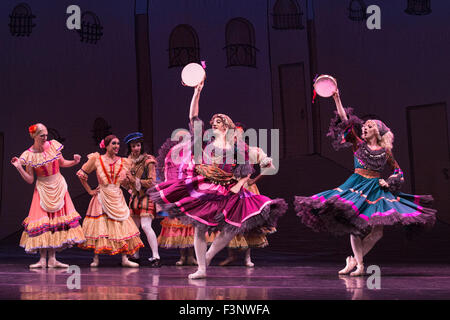 Les Ballets Trockadero de Monte Carlo (l'Trocks) eseguire il Regno Unito premiere di Don Chisciotte durante un photocall presso il Peacock Theatre. Con Yakaterina Verbosovich (Chase Johnsey) come Kitri, Vyacheslav Legupski (Paolo Cervellera) come basilico, Olga Supphozova (Robert Carter) come Amour, Lariska Dumbcheno (Raffaele Morra) come madre, Boris Nowitsky (Carlos Renedo) come conte e Varvara Bractchikova (Giovanni Goffredo) e Eugenia Repelskii (Joshua Thake) come zingari. Foto Stock