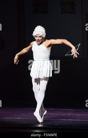 Olga Supphozova (Robert Carter) come Amour. Les Ballets Trockadero de Monte Carlo (l'Trocks) eseguire il Regno Unito premiere di Don Chisciotte durante un photocall presso il Peacock Theatre. Con Yakaterian Verbosovich (Chase Johnsey) come Kitri, Vyacheslav Legupski (Paolo Cervellera) come basilico, Olga Supphozova (Robert Carter) come Amour, Lariska Dumbcheno (Raffaele Morra) come madre, Boris Nowitsky (Carlos Renedo) come conte e Varvara Bractchikova (Giovanni Goffredo) e Eugenia Repelskii (Joshua Thake) come zingari. Foto Stock