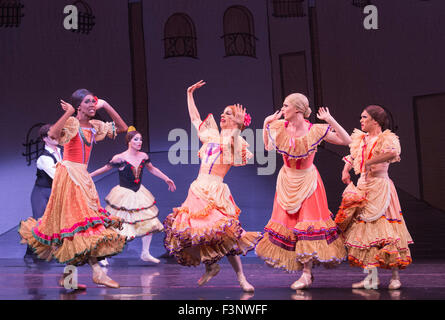 Les Ballets Trockadero de Monte Carlo (l'Trocks) eseguire il Regno Unito premiere di Don Chisciotte durante un photocall presso il Peacock Theatre. Con Yakaterina Verbosovich (Chase Johnsey) come Kitri, Vyacheslav Legupski (Paolo Cervellera) come basilico, Olga Supphozova (Robert Carter) come Amour, Lariska Dumbcheno (Raffaele Morra) come madre, Boris Nowitsky (Carlos Renedo) come conte e Varvara Bractchikova (Giovanni Goffredo) e Eugenia Repelskii (Joshua Thake) come zingari. Foto Stock