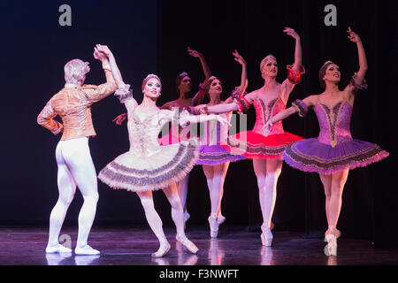 Paquita con solisti Yakaterina Verbosovich (Chase Johnsey) come ballerina e Sergey Legupski (Giovanni Goffredo) come Cavalier. Photocall per Les Ballets Trockadero de Monte Carlo al Peacock Theatre. Il tutto-maschio dance troupe, la Trocks, presenta due diverse fatture miste al Peacock Theatre dal 15 al 20 settembre 2015. Foto Stock