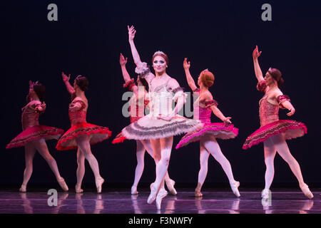 Paquita con solisti Yakaterina Verbosovich (Chase Johnsey) come ballerina e Sergey Legupski (Giovanni Goffredo) come Cavalier. Photocall per Les Ballets Trockadero de Monte Carlo al Peacock Theatre. Il tutto-maschio dance troupe, la Trocks, presenta due diverse fatture miste al Peacock Theatre dal 15 al 20 settembre 2015. Foto Stock