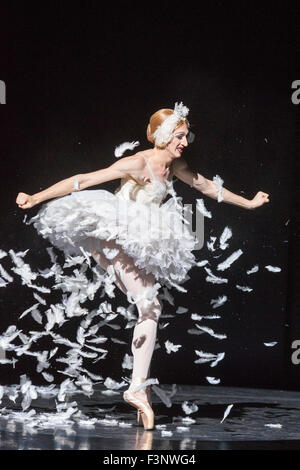 La morte del cigno è ballato da Eugenia Repelskii (Joshua Thake). Photocall per Les Ballets Trockadero de Monte Carlo al Peacock Theatre. Il tutto-maschio dance troupe, la Trocks, presenta due diverse fatture miste al Peacock Theatre dal 15 al 20 settembre 2015. Foto Stock