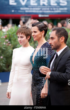 L'attrice Lou de Laage, attrice Juliette Binoche, direttore Piero Messina in occasione del gala screening per il film L'attesa Foto Stock