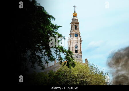 Magnifica vista del Santuario di Fatima e i pellegrini di fumo di candele Foto Stock