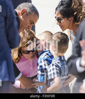 Los Angeles, California, USA. 10 ottobre, 2015. Stati Uniti Il presidente Barack Obama arriva a bordo di Air Force One presso l'Aeroporto Internazionale di Los Angeles a San Francisco il sabato pomeriggio. Obama, su di un vortice Pacific Coast trip, viaggiò in Oregon il venerdì, arrivando a San Francisco il Venerdì sera con piani per Los Angeles e San Diego il sabato. Obama la partenza da San Diego a Washington DC è impostato per lunedì pomeriggio. ---- Obama è accolto da due giovani ragazzi dopo deplaning dalla Air Force One il sabato pomeriggio. Credito: David Bro/ZUMA filo/Alamy Live News Foto Stock