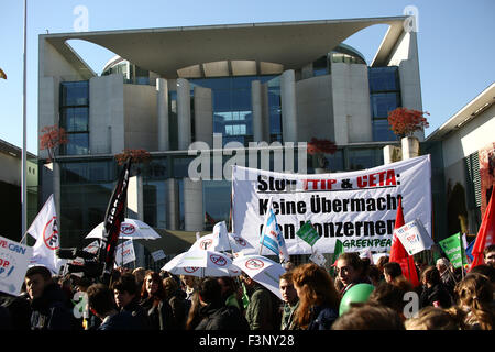 Berlino, Germania, 10 ottobre, 2015: oltre 100.000 attivisti detenuti protesta contro TTIP, accordo di libero scambio tra Unione europea e Stati Uniti d'America. Credito: Jake Ratz/Alamy Live News Foto Stock
