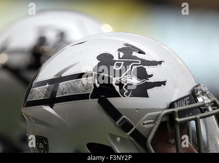 Autzen Stadium, Eugene, OR, Stati Uniti d'America. 10 ottobre, 2015. L'Oregon Ducks sport calcio nuovi caschi per il NCAA Football gioco tra le anatre e il Washington State Cougars a Autzen Stadium, Eugene, o. Larry C. Lawson/CSM/Alamy Live News Foto Stock