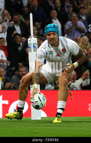 Etihad Stadium, Manchester, Regno Unito. 10 ottobre, 2015. Coppa del Mondo di rugby. Tra Inghilterra e Uruguay. Jack punteggi Nowell a provare in un angolo per l'Inghilterra. Credito: Azione Sport Plus/Alamy Live News Foto Stock