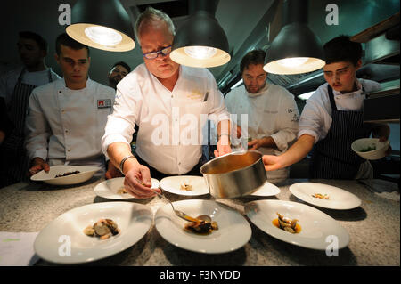 Lo chef Dieter Koschina placcatura cibo gourmet Foto Stock