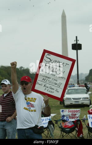 Supporto famiglie militari contro i sostenitori protesta contro la guerra i dimostranti si sono riuniti a Washington D.C. per protestare contro George Bush e la guerra in Iraq Foto Stock