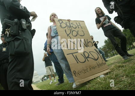 Un anti-war protester detiene un segno di lettura, "Bush, è giacente turd.' sul National Mall vicino al Monumento di Washington anti guerra manifestanti riuniti a Washington D.C. per protestare contro George Bush e la guerra in Iraq Foto Stock