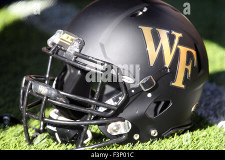 Ottobre 10, 2015; Chestnut Hill, MA, USA; una vista generale di una Wake Forest casco durante il NCAA Football gioco tra il Boston College Eagles e Wake Forest Demon diaconi a Alumni Stadium. Wake Forest ha sconfitto il Boston College 3-0. Anthony Nesmith/Cal Sport Media Foto Stock