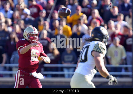 Ottobre 10, 2015; Chestnut Hill, MA, USA; il Boston College Eagles quarterback Troy Flutie (16) genera un pass durante la prima metà del NCAA Football gioco tra il Boston College Eagles e Wake Forest Demon diaconi a Alumni Stadium. Wake Forest ha sconfitto il Boston College 3-0. Anthony Nesmith/Cal Sport Media Foto Stock
