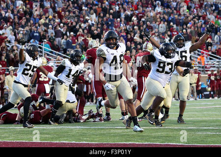 Ottobre 10, 2015; Chestnut Hill, MA, USA; Wake Forest giocatori celebrare come il tempo si esaurisce durante il NCAA Football gioco tra il Boston College Eagles e Wake Forest Demon diaconi a Alumni Stadium. Wake Forest ha sconfitto il Boston College 3-0. Anthony Nesmith/Cal Sport Media Foto Stock