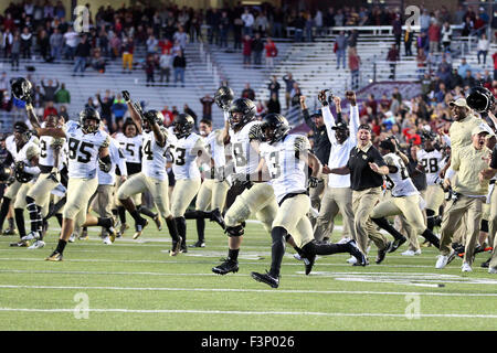 Ottobre 10, 2015; Chestnut Hill, MA, USA; Wake Forest giocatori celebrare come il tempo si esaurisce durante il NCAA Football gioco tra il Boston College Eagles e Wake Forest Demon diaconi a Alumni Stadium. Wake Forest ha sconfitto il Boston College 3-0. Anthony Nesmith/Cal Sport Media Foto Stock