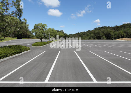 Vuoto parcheggio auto con contrassegno bianco Foto Stock