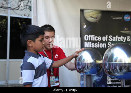 Los Angeles, Stati Uniti d'America. 10 ottobre, 2015. Un ragazzo cerca un elettricità statica dispositivo presso il JPL open house a Los Angeles, negli Stati Uniti, il 10 ottobre, 2015. La due giorni di open house della NASA Jet Propulsion Laboratory (JPL) ha inizio il sabato e attesi 20.000 persone al giorno. © Xue Ying/Xinhua/Alamy Live News Foto Stock