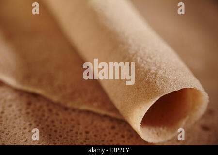 Injera, l'Etiope flatbread realizzato da teff farina Foto Stock