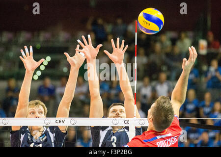 Torino, Italia. 10 ottobre, 2015. Antonin Rouzier (4), opposto dei picchi di Francia la sfera durante il CEV Volleyball European Championship Pool B match tra la Francia e l'Estonia a Torino Palavela Arena. © Mauro Ujetto/Pacific Press/Alamy Live News Foto Stock