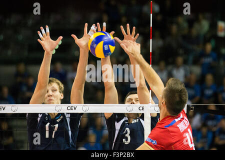 Torino, Italia. 10 ottobre, 2015. Antonin Rouzier (4), opposto dei picchi di Francia la sfera durante il CEV Volleyball European Championship Pool B match tra la Francia e l'Estonia a Torino Palavela Arena. © Mauro Ujetto/Pacific Press/Alamy Live News Foto Stock