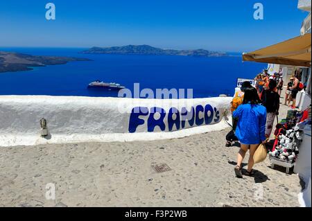 I turisti a piedi il percorso della caldera di Santorini Fira Grecia Foto Stock