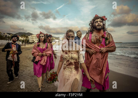 Sitges, Catalogna, Spagna. 10 ottobre, 2015. Uno zombie party di nozze passeggiate lungo la spiaggia di fronte al Sitges Zombie a piedi 2015 © Matthias Oesterle/ZUMA filo/Alamy Live News Foto Stock