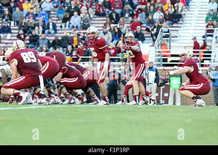 Ottobre 10, 2015; Chestnut Hill, MA, USA; il Boston College Eagles quarterback Troy Flutie (16) e Boston College Eagles wide receiver Charlie Callinan (83) in azione durante il NCAA Football gioco tra il Boston College Eagles e Wake Forest Demon diaconi a Alumni Stadium. Wake Forest ha sconfitto il Boston College 3-0. Anthony Nesmith/Cal Sport Media Foto Stock