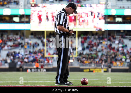 Ottobre 10, 2015; Chestnut Hill, MA, USA; un arbitro imposta la palla a metà linea di cantiere durante il NCAA Football gioco tra il Boston College Eagles e Wake Forest Demon diaconi a Alumni Stadium. Wake Forest ha sconfitto il Boston College 3-0. Anthony Nesmith/Cal Sport Media Foto Stock