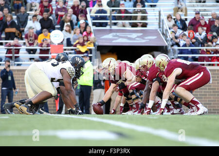 Ottobre 10, 2015; Chestnut Hill, MA, USA; il Boston College Eagles e Wake Forest Demon diaconi in azione durante il NCAA Football gioco a Alumni Stadium. Wake Forest ha sconfitto il Boston College 3-0. Anthony Nesmith/Cal Sport Media Foto Stock