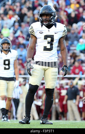 Ottobre 10, 2015; Chestnut Hill, MA, USA; Wake Forest Demon diaconi quarterback Tyler Cameron (3) durante il NCAA Football gioco tra il Boston College Eagles e Wake Forest Demon diaconi a Alumni Stadium. Wake Forest ha sconfitto il Boston College 3-0. Anthony Nesmith/Cal Sport Media Foto Stock