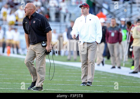 Ottobre 10, 2015; Chestnut Hill, MA, USA; il Boston College Eagles capo allenatore Steve Addazio reagisce durante il NCAA Football gioco tra il Boston College Eagles e Wake Forest Demon diaconi a Alumni Stadium. Wake Forest ha sconfitto il Boston College 3-0. Anthony Nesmith/Cal Sport Media Foto Stock