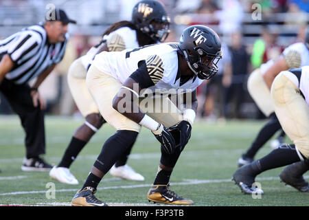 Ottobre 10, 2015; Chestnut Hill, MA, USA; Wake Forest Demon diaconi linebacker lancia Virgile (51) in azione durante il NCAA Football gioco tra il Boston College Eagles e Wake Forest Demon diaconi a Alumni Stadium. Wake Forest ha sconfitto il Boston College 3-0. Anthony Nesmith/Cal Sport Media Foto Stock