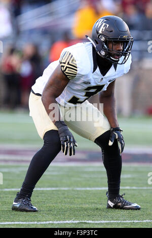 Ottobre 10, 2015; Chestnut Hill, MA, USA; Wake Forest Demon diaconi quarterback Tyler Cameron (3) in azione durante il NCAA Football gioco tra il Boston College Eagles e Wake Forest Demon diaconi a Alumni Stadium. Wake Forest ha sconfitto il Boston College 3-0. Anthony Nesmith/Cal Sport Media Foto Stock