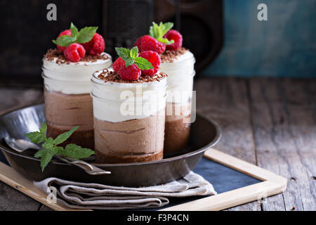 Tre mousse al cioccolato dessert in vasetti di vetro Foto Stock