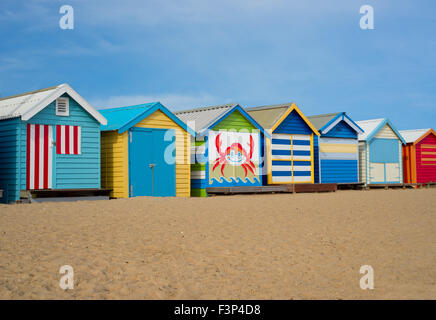 Un colorato foto di Melbourne landmark - cabine da spiaggia, situato sulla spiaggia di Brighton. Foto Stock