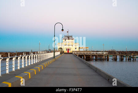 Un sunrise foto di un chiosco in St Kilda Pier a Melbourne, Australia. Foto Stock