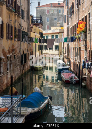 VENEZIA, ITALIA - 05 MAGGIO 2015: Back Street Canal Foto Stock