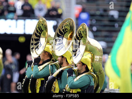 Autzen Stadium, Eugene, OR, Stati Uniti d'America. 10 ottobre, 2015. L'Oregon Ducks marching band esegue prima il NCAA Football gioco tra le anatre e il Washington State Cougars a Autzen Stadium, Eugene, o. Larry C. Lawson/CSM/Alamy Live News Foto Stock