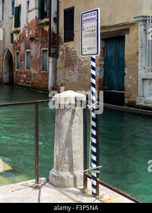VENEZIA, ITALIA - 05 MAGGIO 2015: Servizio di gondola cartello su piccolo canale con edifici tipici sullo sfondo Foto Stock