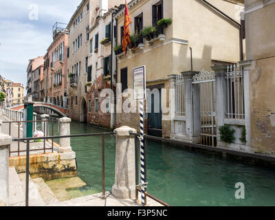 VENEZIA, ITALIA - 05 MAGGIO 2015: Stazione di gondola sul piccolo canale di Venezia Foto Stock