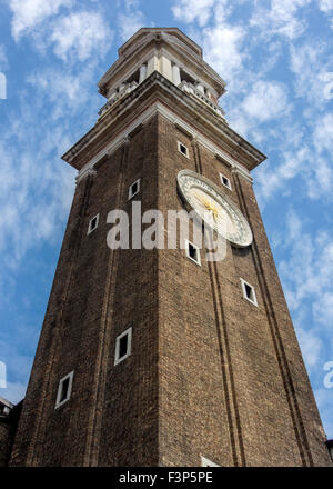 VENEZIA, ITALIA - 05 MAGGIO 2015: Veduta esterna del Campanile della Chiesa dei Santi Apostoli nel quartiere di Cannaregio Foto Stock