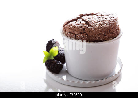 Souffle al cioccolato con spessi ganache al cioccolato smalto Foto Stock