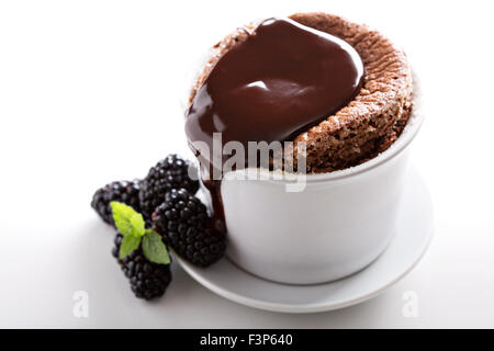 Souffle al cioccolato con spessi ganache al cioccolato smalto Foto Stock