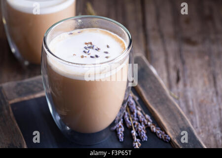 Latte caldo in grande doppia parete a vetri con lavanda essiccata Foto Stock