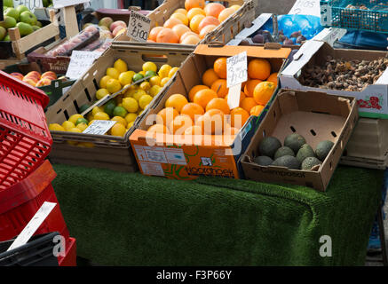 Locali di stallo del mercato per la vendita di frutta Foto Stock