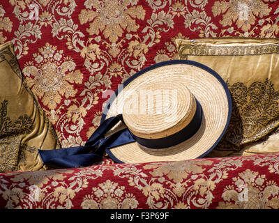 VENEZIA, ITALIA - 05 MAGGIO 2015: Tradizionale cappello di paglia appartenente a Gondolero sul sedile in Gondola Foto Stock