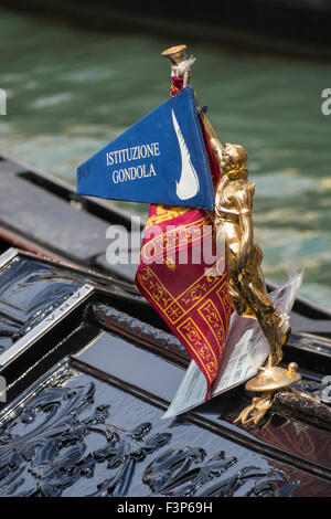 VENEZIA, ITALIA - 05 MAGGIO 2015: Dettaglio dell'accoutremement in ottone sulla Gondola a Venezia Foto Stock