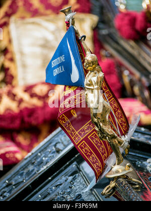 VENEZIA, ITALIA - 05 MAGGIO 2015: Particolare di piccola figura in ottone su Gondola con sfondo colorato Foto Stock