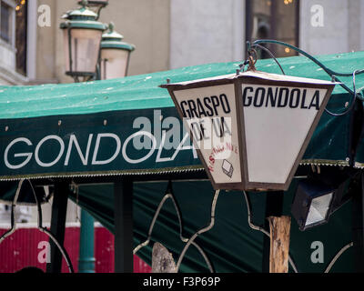 VENEZIA, ITALIA - 05 MAGGIO 2015: Cartello per l'Hotel al Gaspo De UA con lampada d'epoca Foto Stock